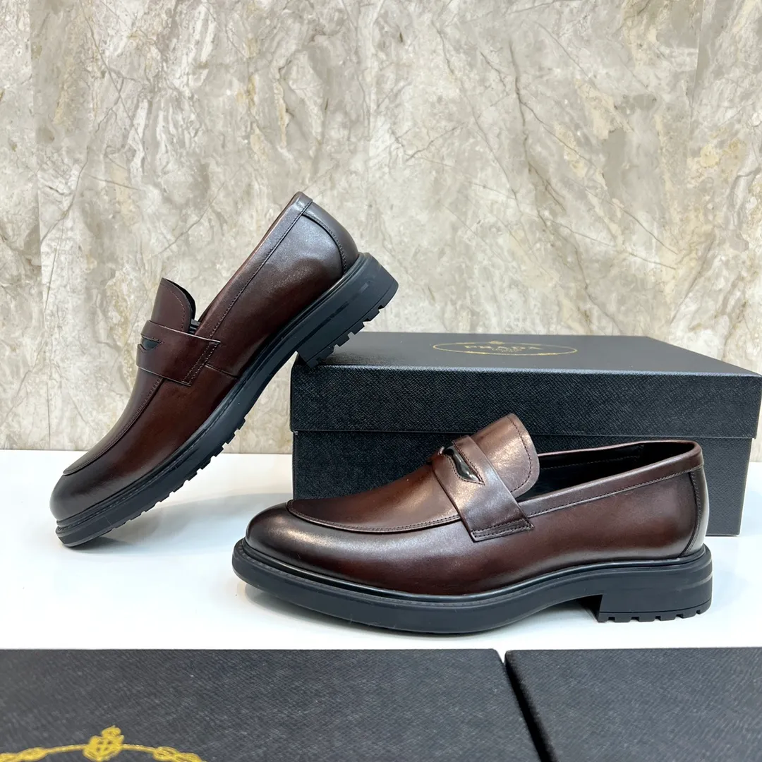 Original order quality: P580 Brand: PRADA (Prada) Standard code: Men's size 38/44 (45 can be customized) Grade: Same style as the official website High-quality men's shoes Material: Original cowhide Water-dyed cowhide lining Rubber outsole Style categories: Men's fashionable formal leather shoes Slip-on men's shoes series Young fashion European and American trends British style Top luxury Color: Actual picture